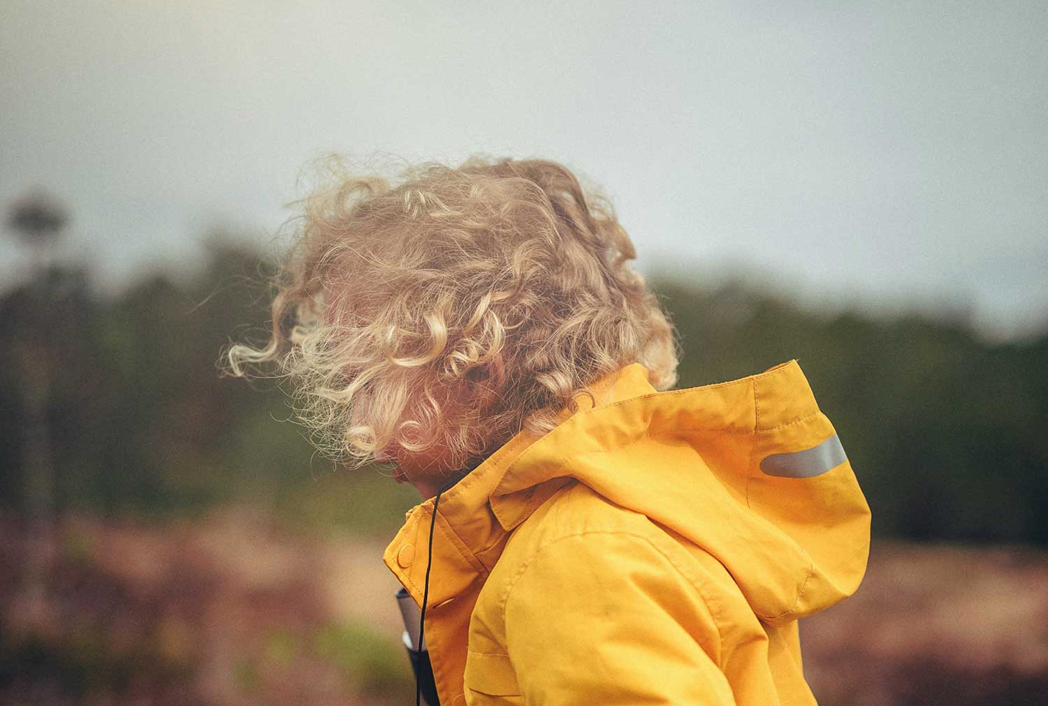 Glaubenssätze beeinflussen deine Welt ein Kind im gelben Regenmantel